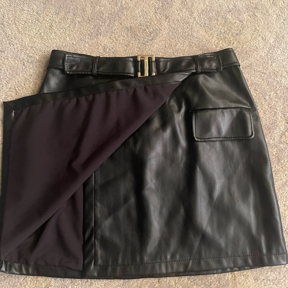 Black mini skirt fake leather. New no tag. Medium. With gold zipper and belt - Picture 2 of 5